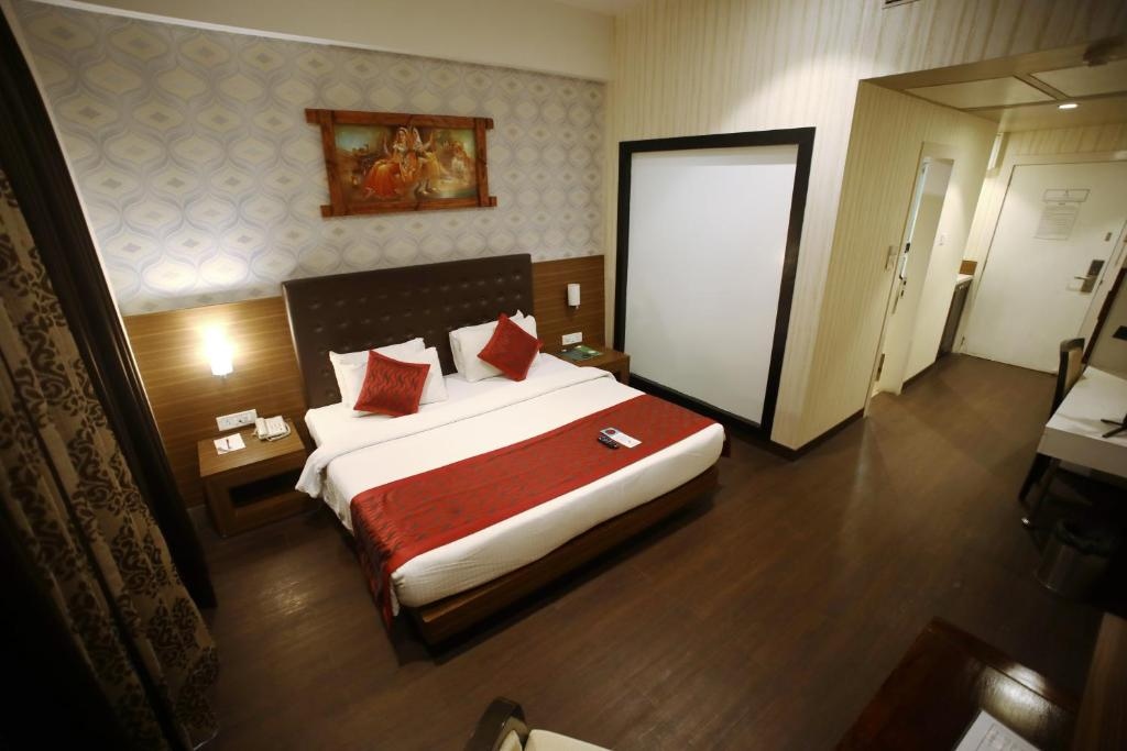 The Byke Suraj Plaza Bedroom 