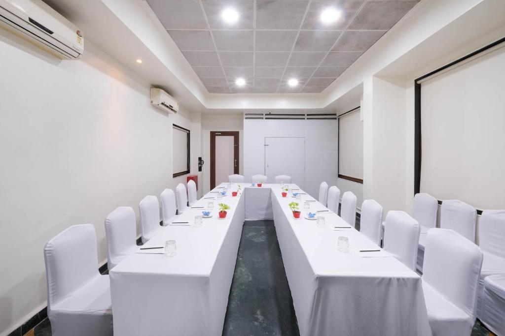 7 Apple Hotel Pimpri Pune  Conference Room 