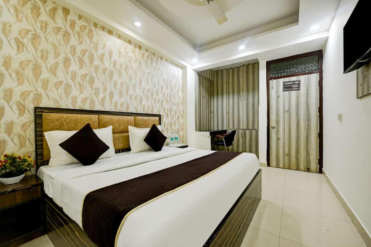 Hotel Lookout Stay Delhi IGI Airport Bedroom