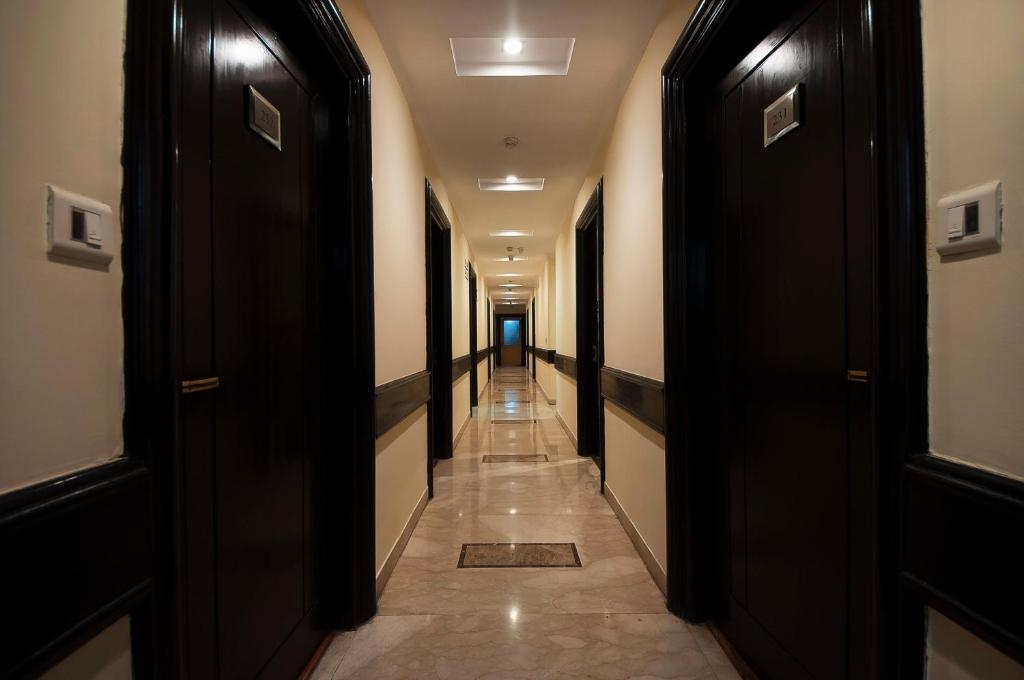 The Oakland Plaza Hotel Corridor 