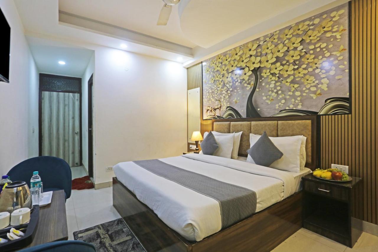 Hotel Lookout Stay Delhi IGI Airport Bedroom