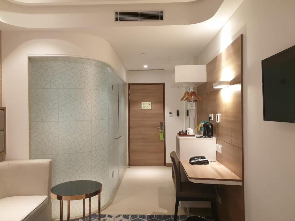 Holiday Inn Gurugram Sector 90 Bedroom 