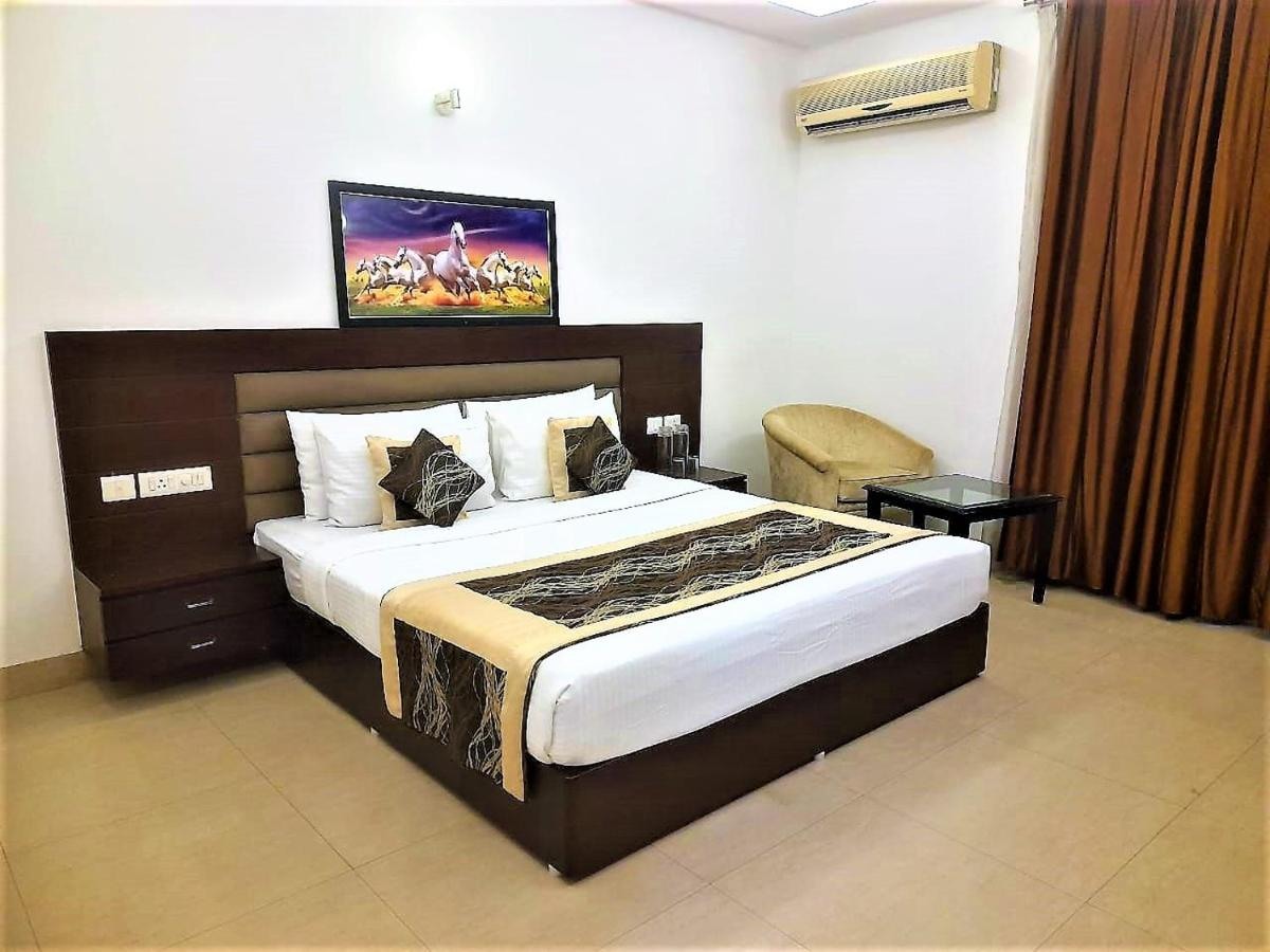 Tavisha Villa Film City Road Bedroom