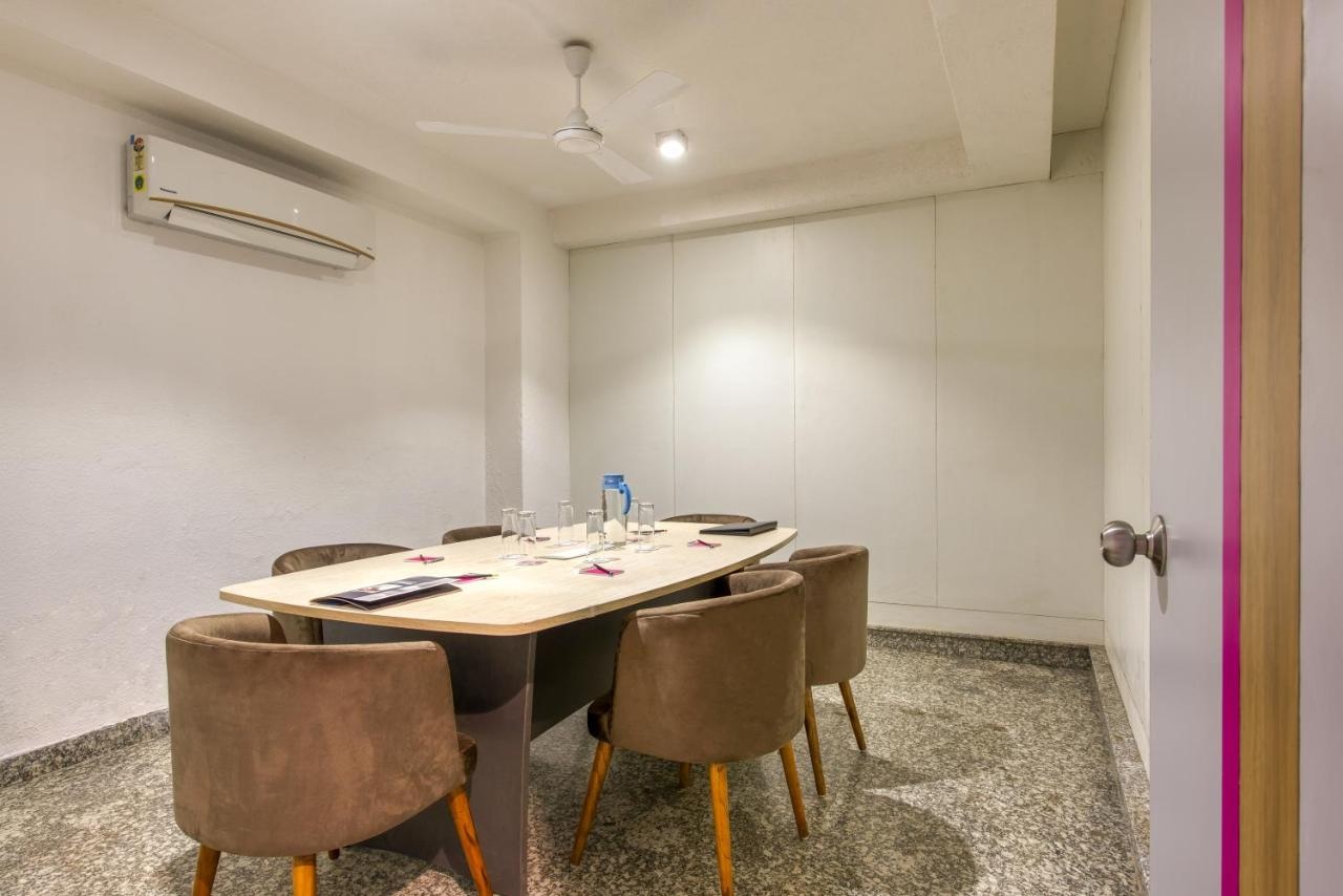 ROSASTAYS Gurugram Sector 31 Meeting Room 