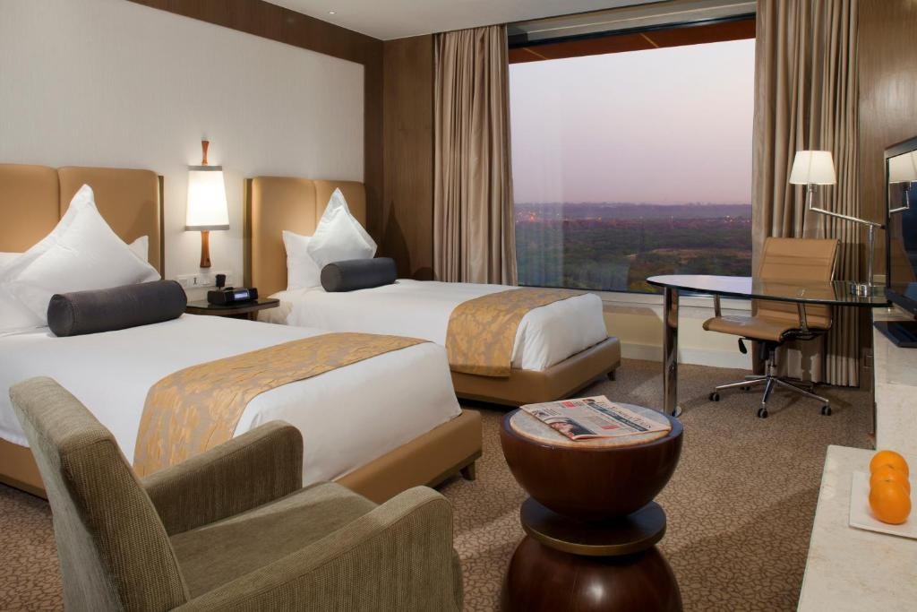 Crowne Plaza New Delhi Okhla Bedroom 1