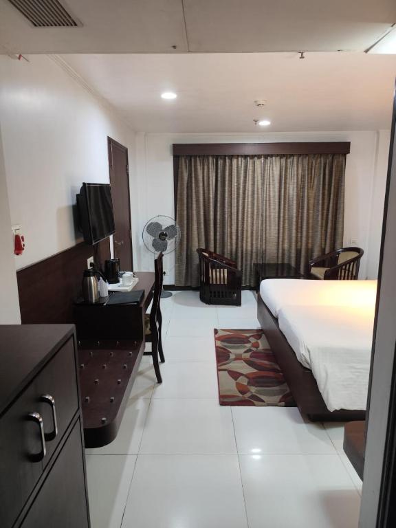 Airpot Hotel city room 