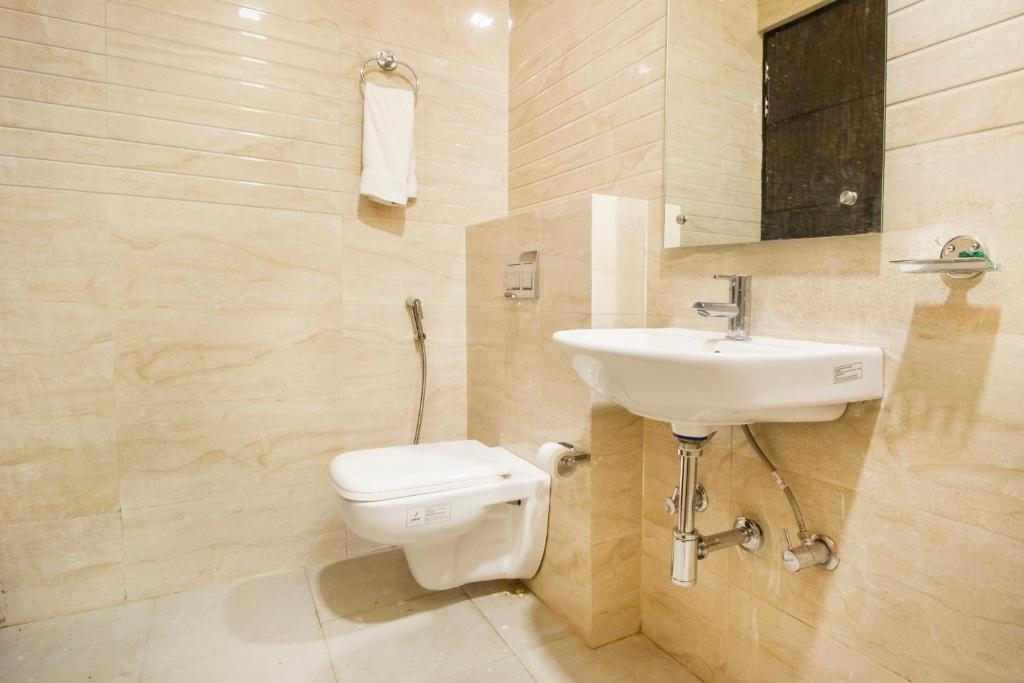 Kelvish Hotel Near Delhi Airport Washroom