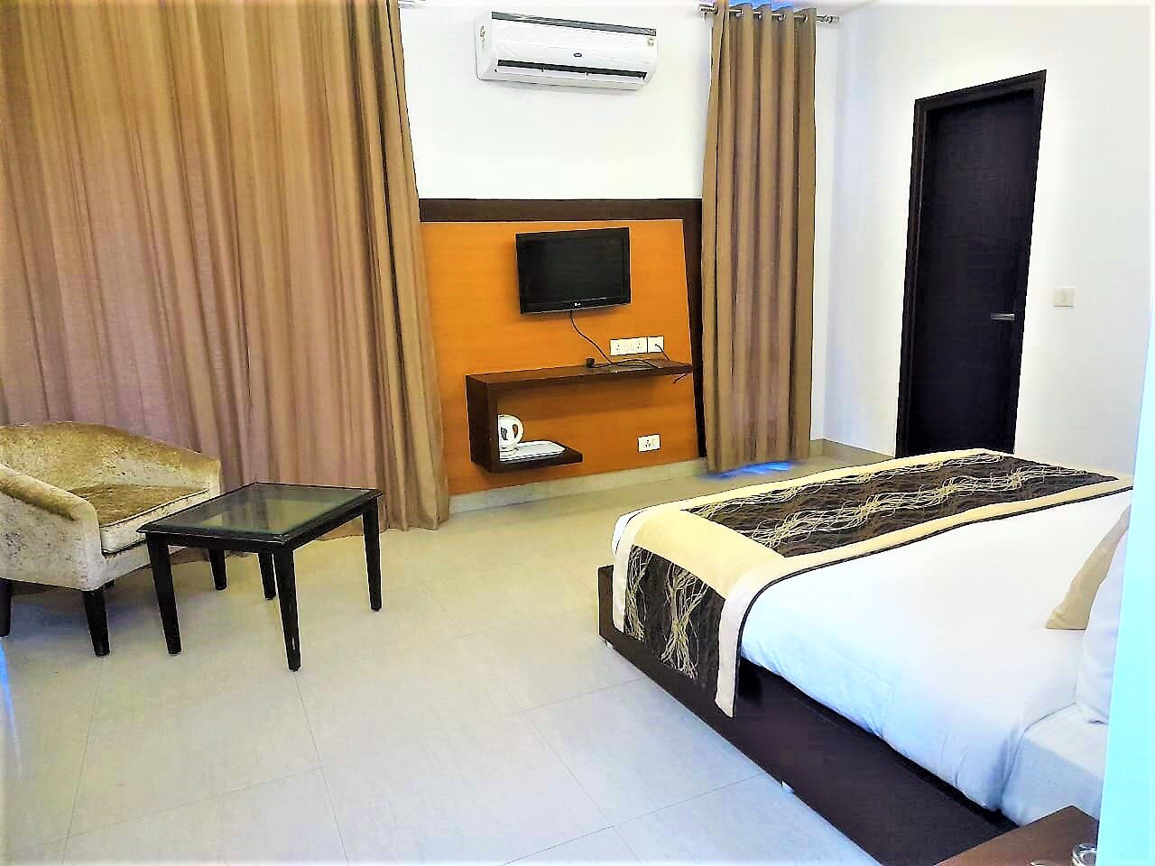 Tavisha Villa Film City Road Bedroom