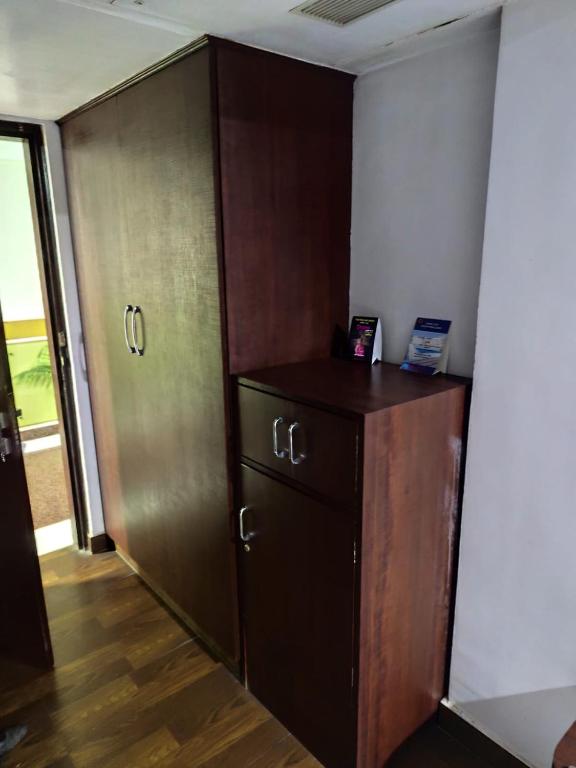 Airpot Hotel city Cupboard VIew 