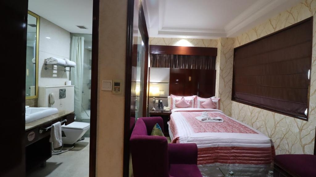 Skycity Hotel Gurgaon Bedroom