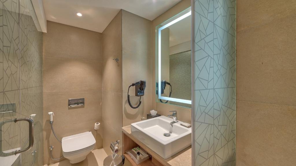 Holiday Inn Gurugram Sector 90 Washroom