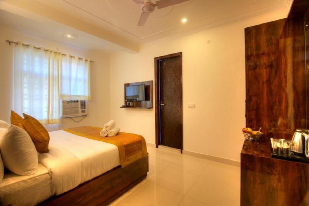 Hotel Ark-Of-Avalon Near Delhi Airport Bedroom