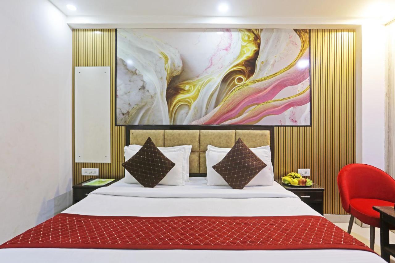 Hotel Lookout Stay Delhi IGI Airport Bedroom