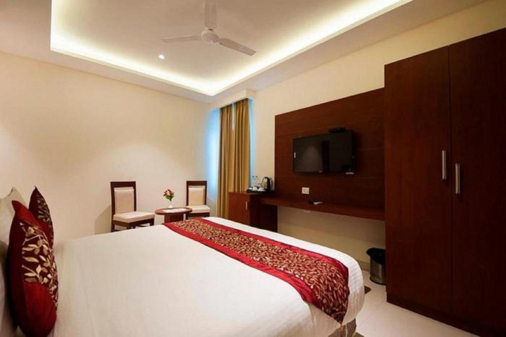 Hotel Z Suites Near Delhi Airport Bedroom