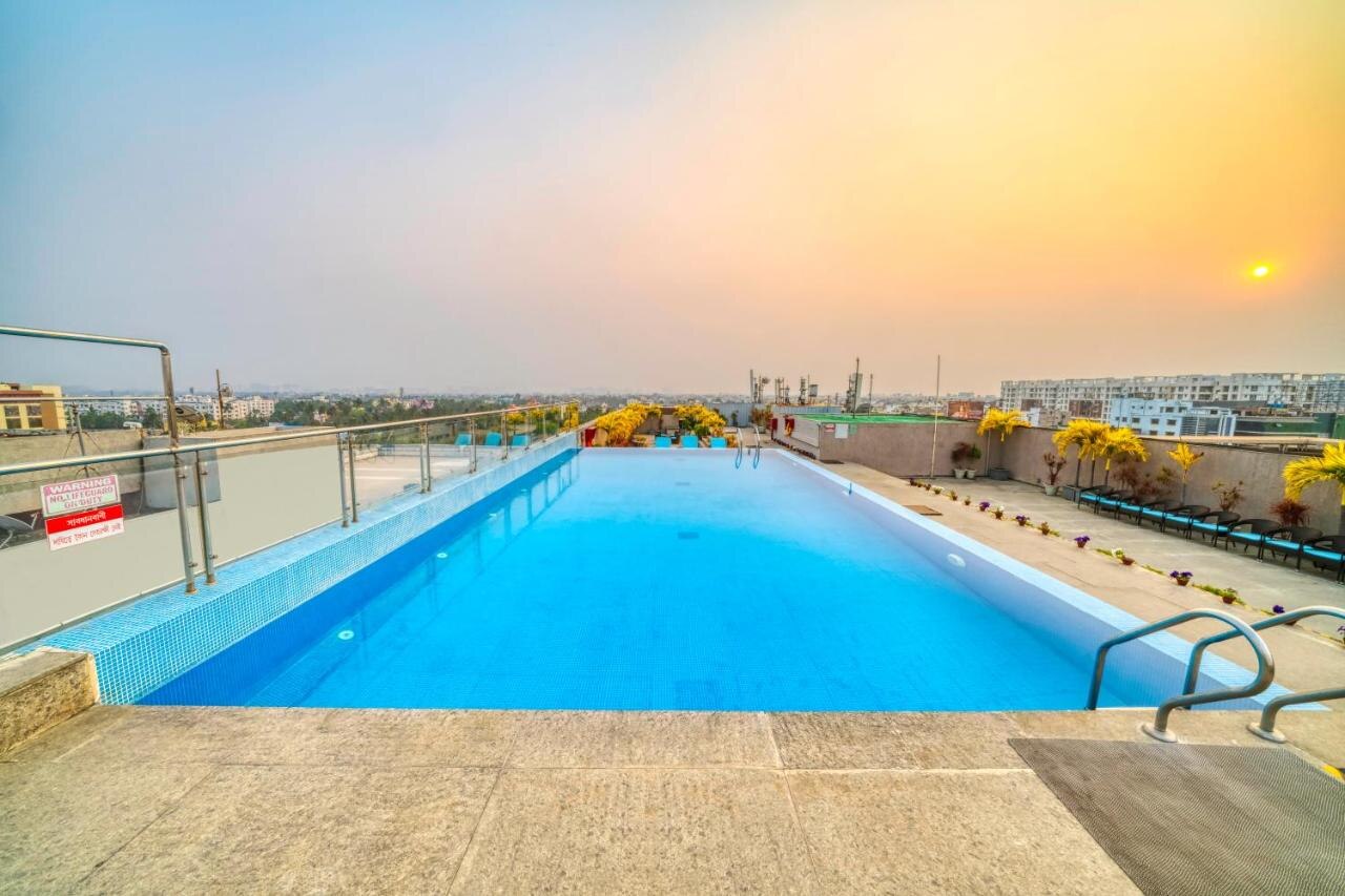 Holiday Inn Kolkata Airport, an IHG Hotel Swimming Pool