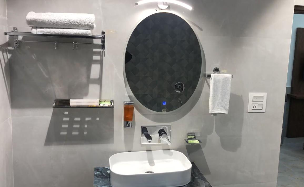 Hotel Red Blu (Delhi Airport Hotel) Washroom