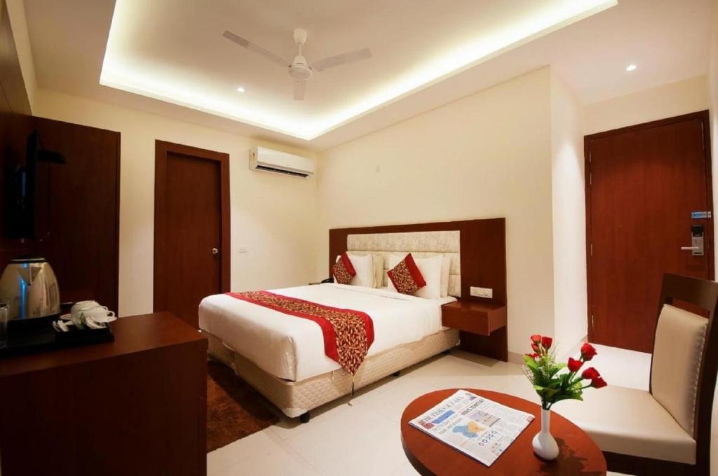 Hotel Z Suites Near Delhi Airport  Bedroom