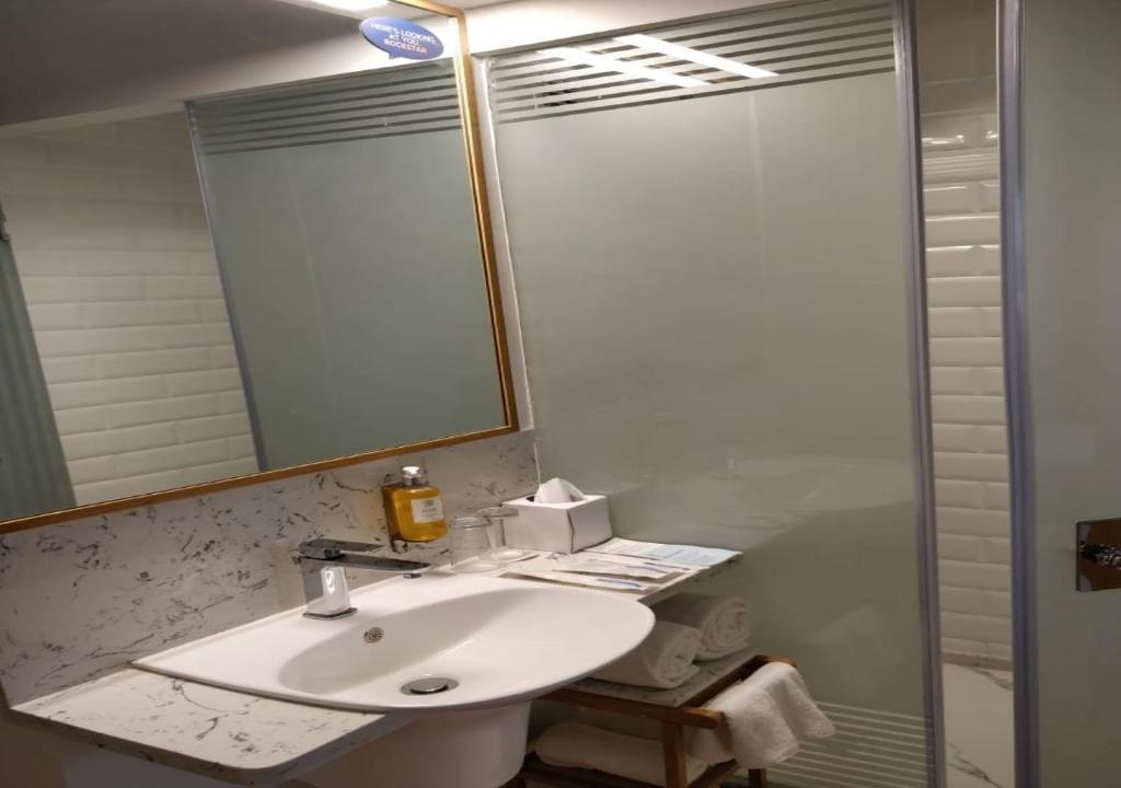 Holiday Inn Express Gurugram Sector 50 Washroom 1