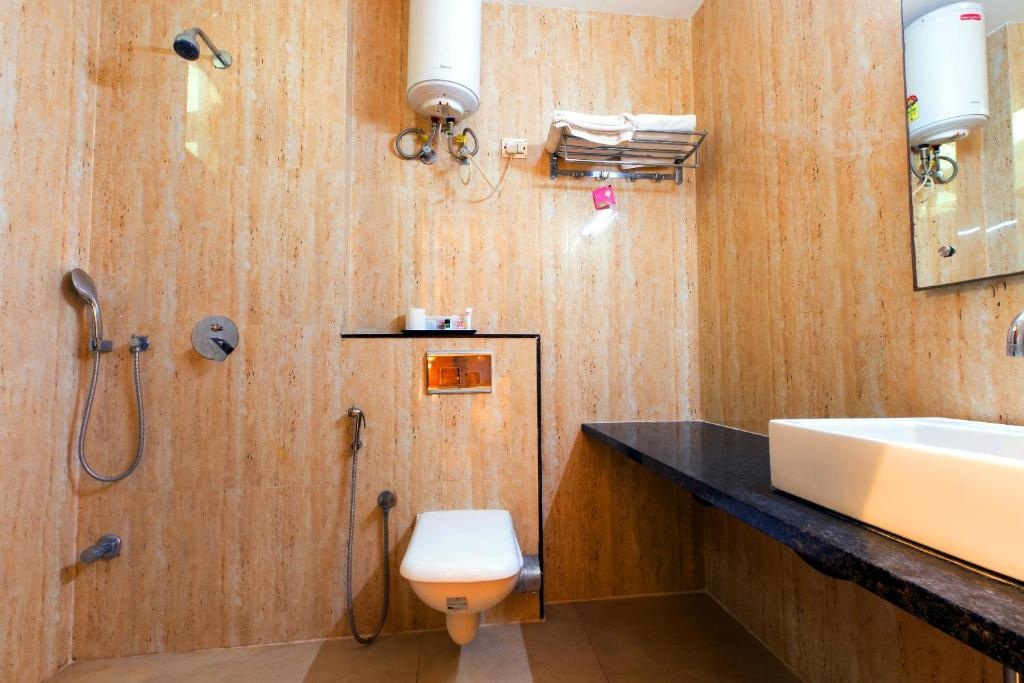 Hotel Vegas Mahipalpur Washroom