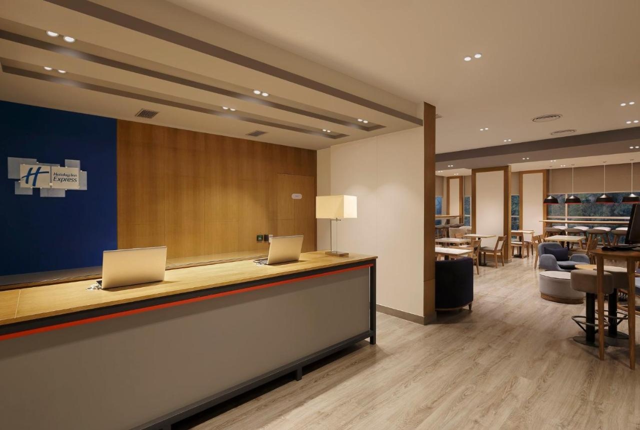 Holiday Inn Express Pune Pimpri Reception
