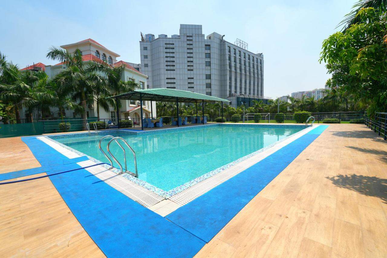 Aristocrat Hotel Swimming Pool