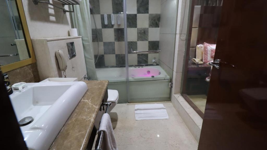 Skycity Hotel Gurgaon Washroom