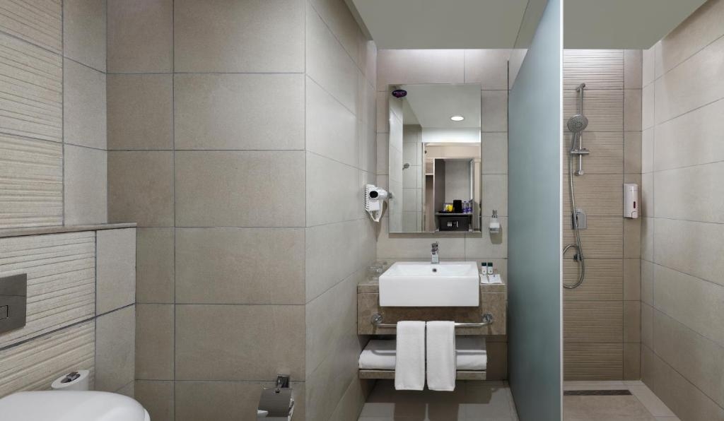 Holiday Inn Express Kolkata Airport  Washroom