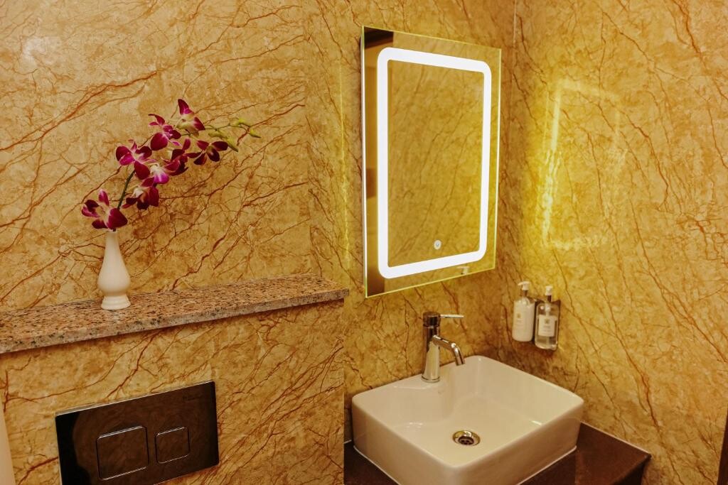 Hotel Regenta Inn Greater Noida Washroom