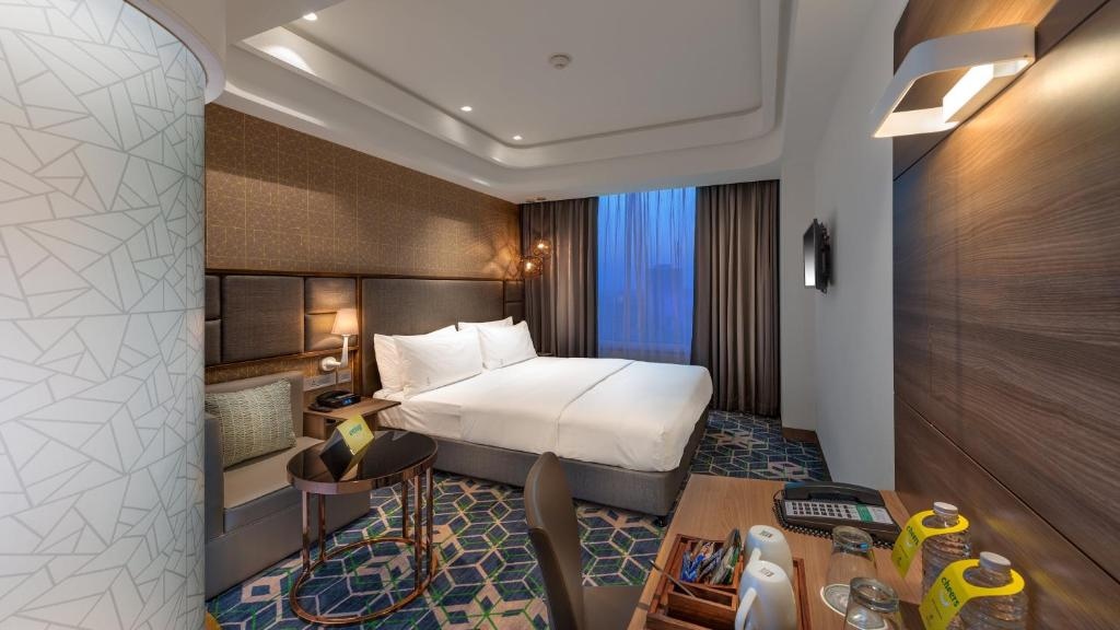 Holiday Inn Gurugram Sector 90 Bedroom 