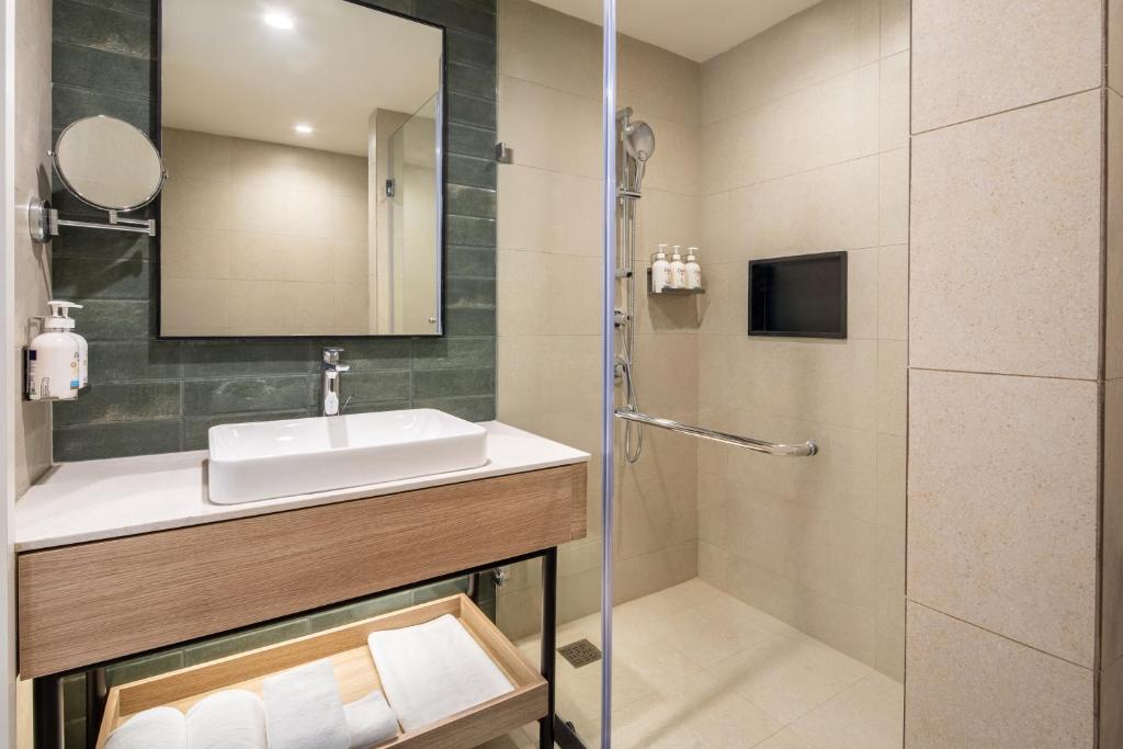 Bedroom at Holiday inn NH8