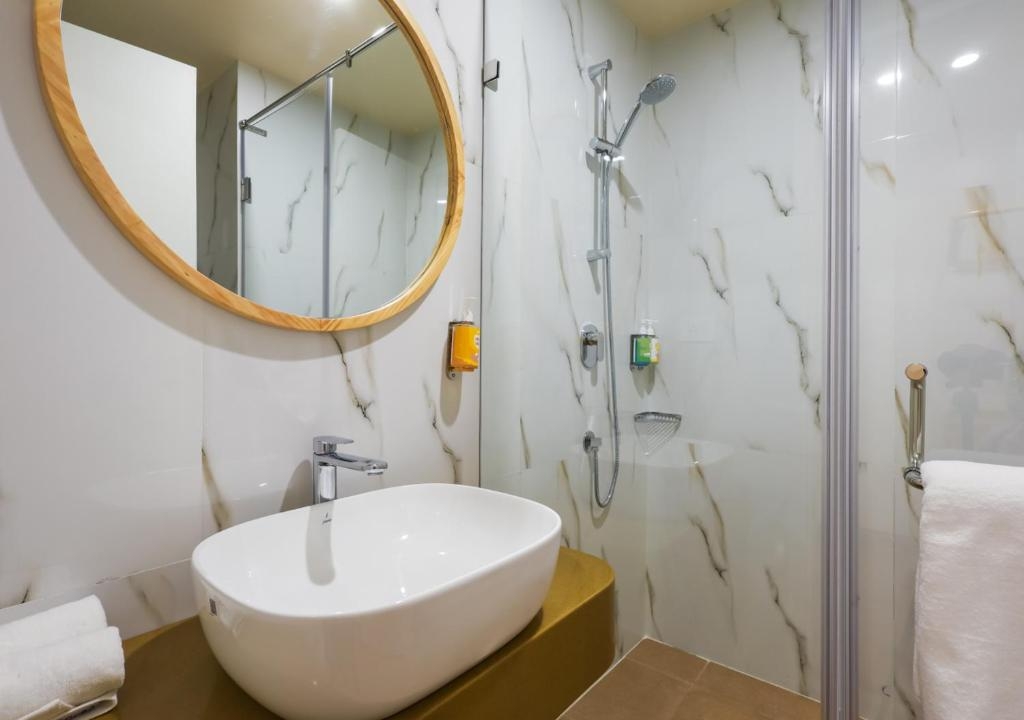 Bloom Hotel - Golf Course Road, Sector 43 Washroom