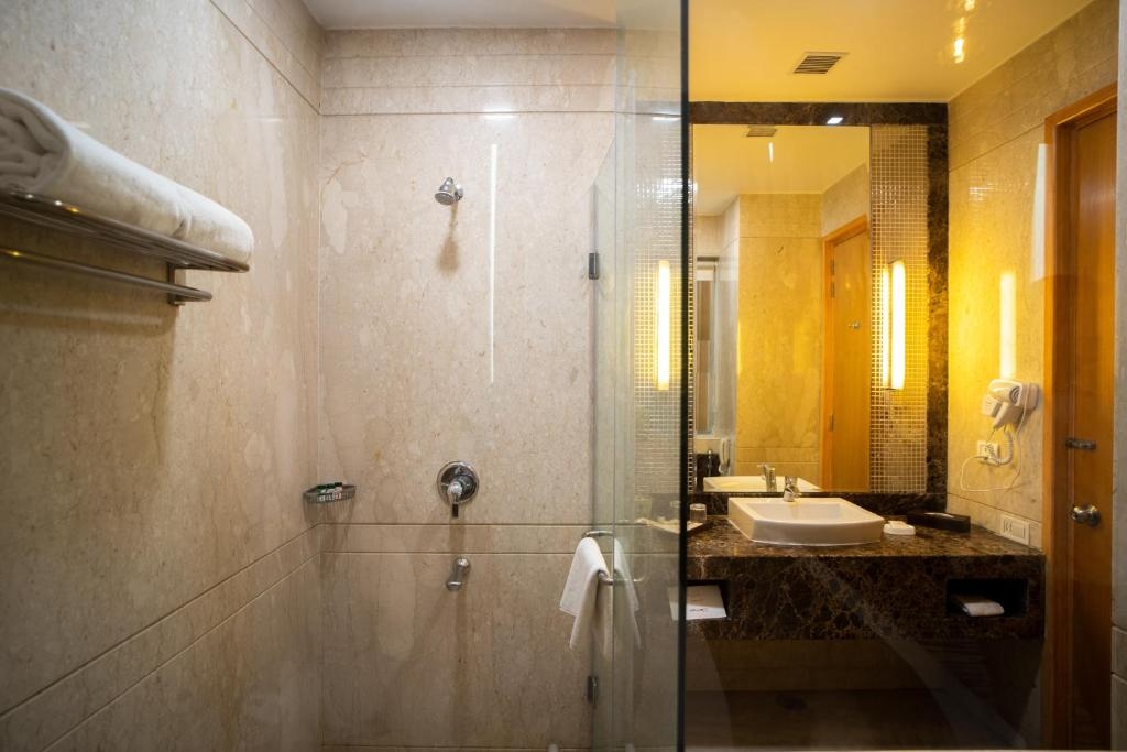 Opulent Hotel by Udman Chattarpur Washroom