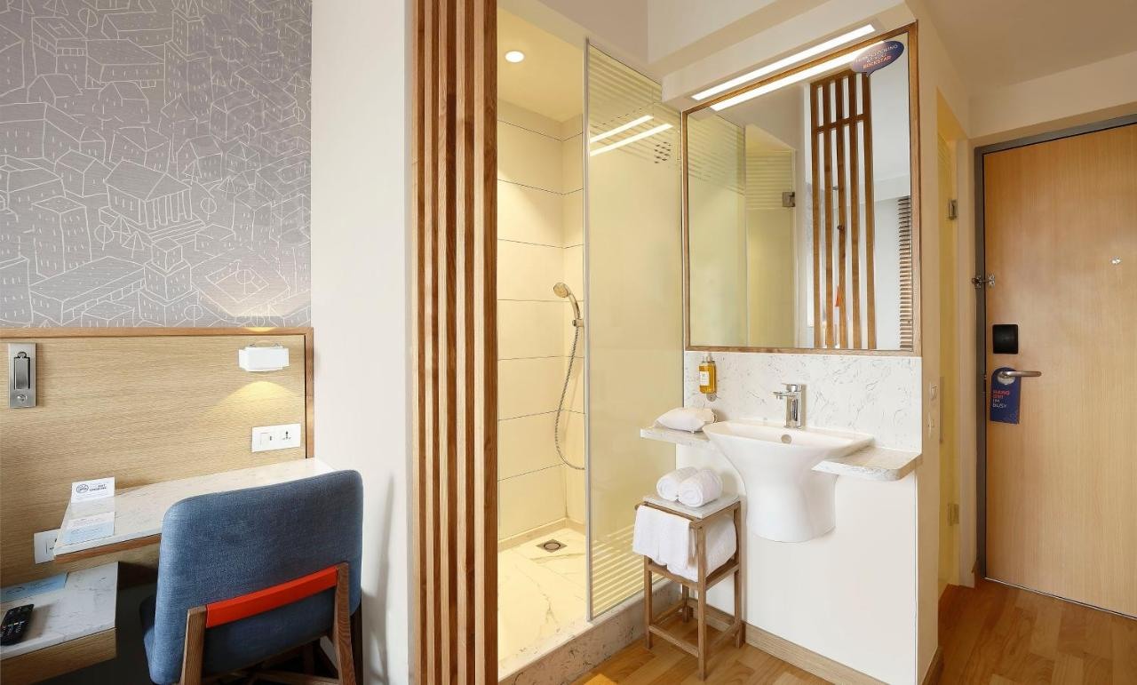 Holiday Inn Express Pune Pimpri Washroom