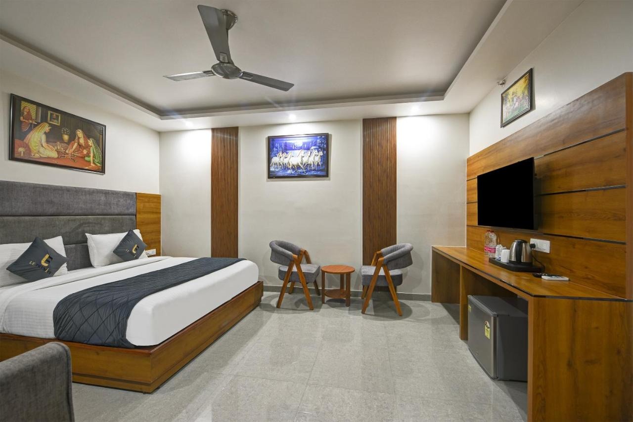 Kelvish Hotel Near Delhi Airport Bedroom