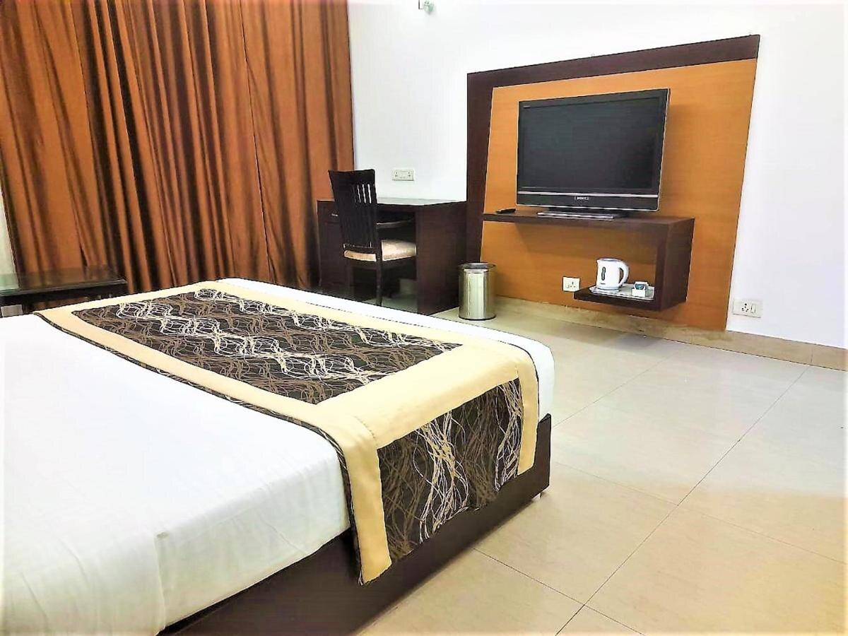 Tavisha Villa Film City Road Bedroom