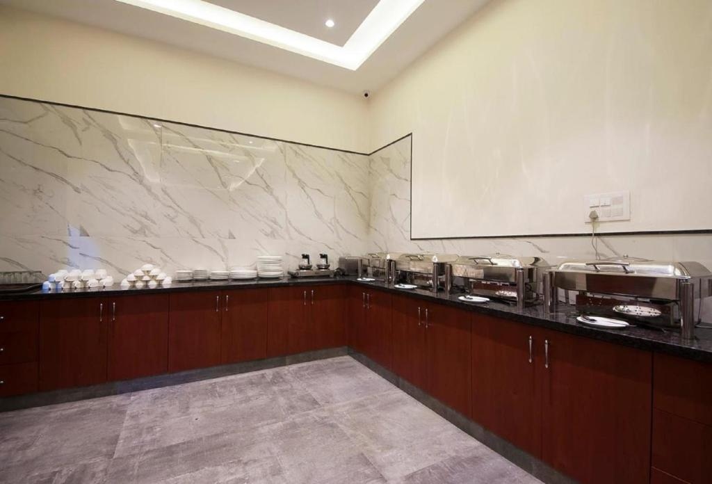 Hotel Z Suites Near Delhi Airport Restaurant