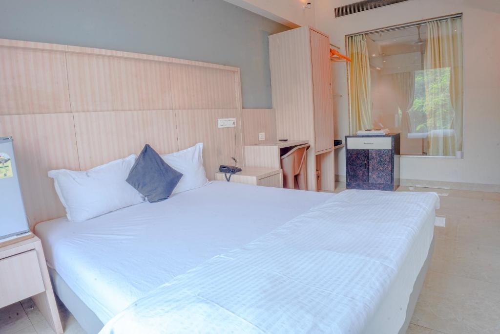 KJSP Seasons Hotel, Nerul Bedroom