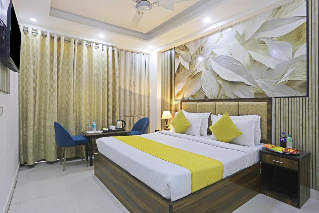 Hotel Lookout Stay Delhi IGI Airport Bedroom