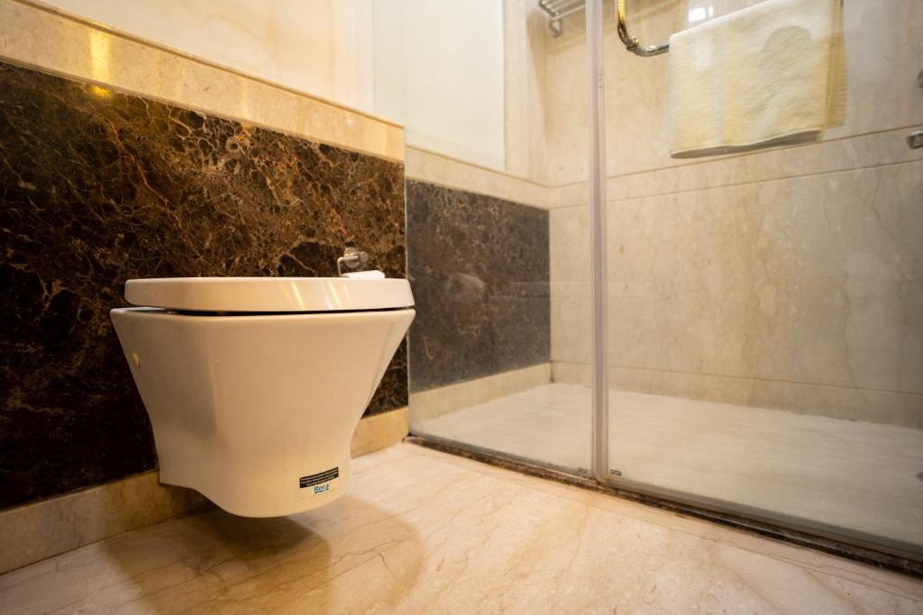 Opulent Hotel by Udman Chattarpur Washroom