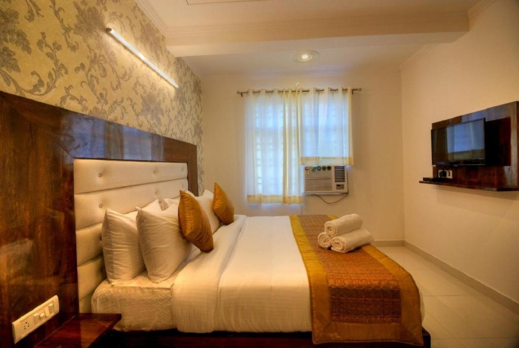 Hotel Ark-Of-Avalon Near Delhi Airport Bedroom