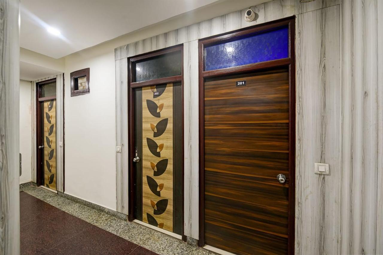 Hotel Lookout Stay Delhi IGI Airport Corridor