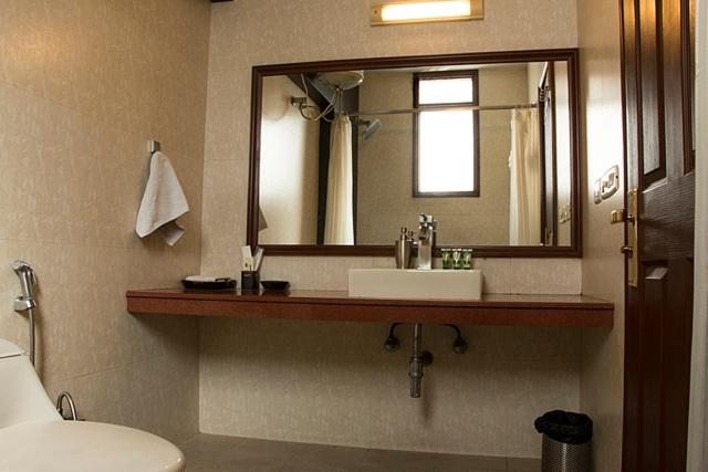 Hotel Tavisha Villa Golf Course Road Washroom