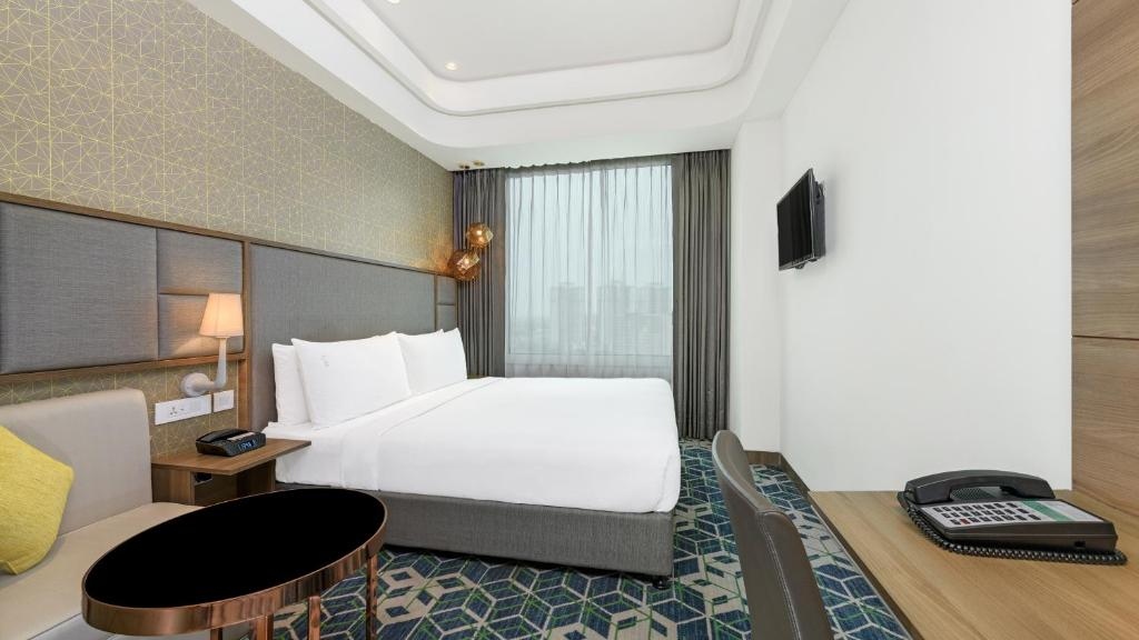 Holiday Inn Gurugram Sector 90 Bedroom 