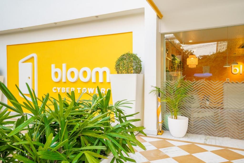 Bloom Hotel - Cyber Tower Entrance 