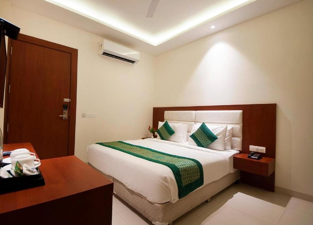 Hotel Z Suites Near Delhi Airport Bedroom